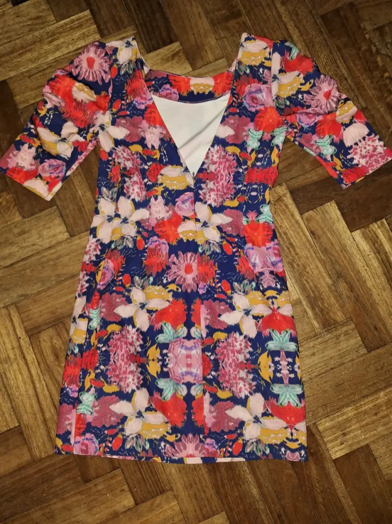 Vestido floral colorido de manga corta - 2