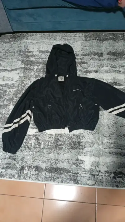 Chaqueta corta negra con capucha y diseño deportivo - miniatura 1