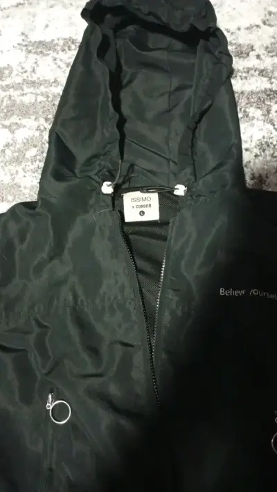 Chaqueta corta negra con capucha y diseño deportivo - miniatura 2