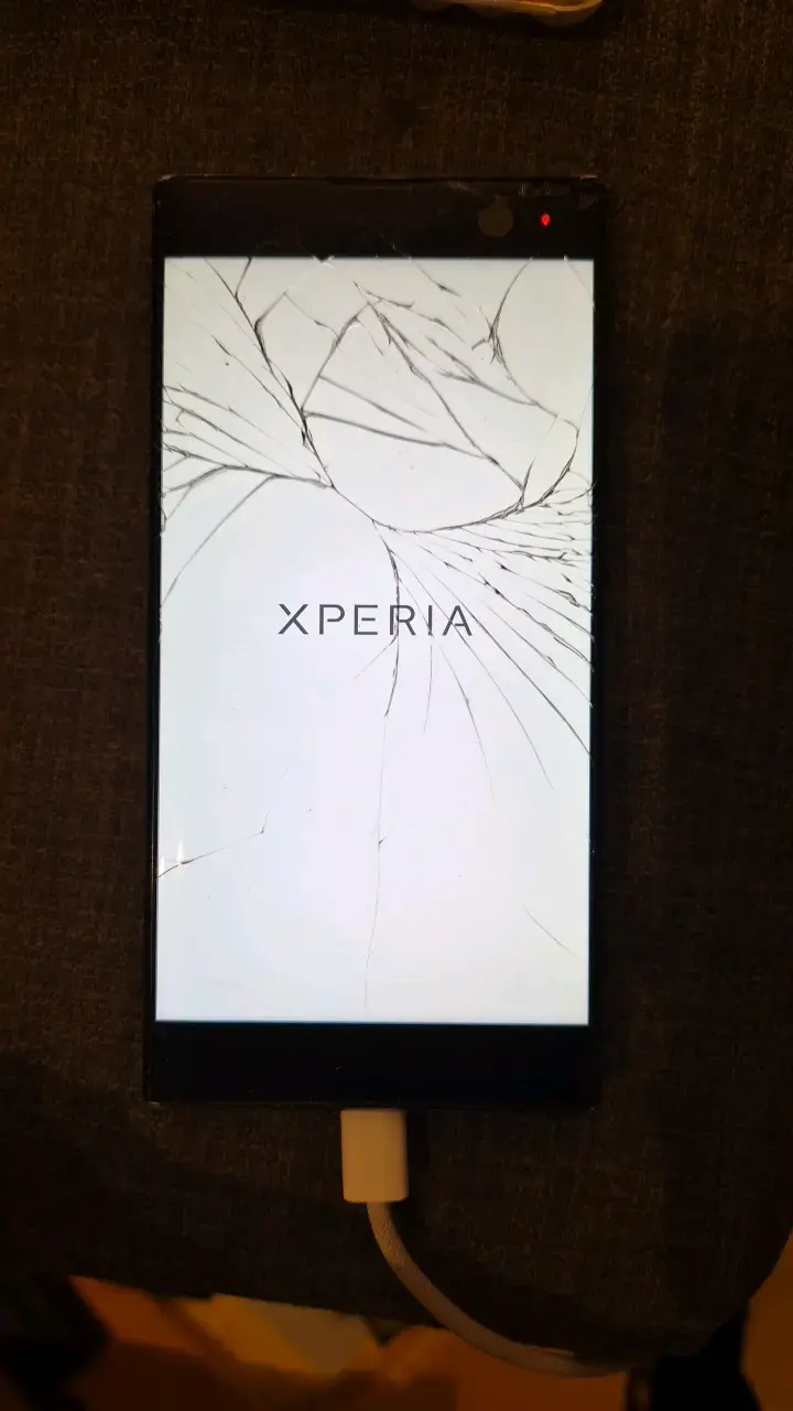 Teléfono Sony XperiaXA2 con pantalla rota - 1