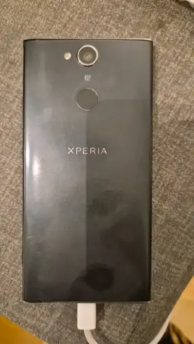 Teléfono Sony XperiaXA2 con pantalla rota - miniatura 2