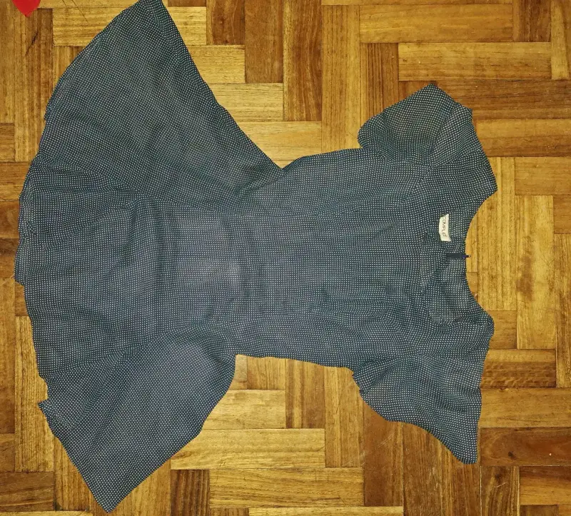 Vestido azul oscuro con diseño de puntos blancos - 1