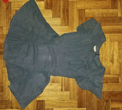 Vestido azul oscuro con diseño de puntos blancos - miniatura 1