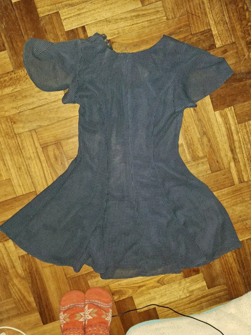 Vestido azul oscuro con diseño de puntos blancos - 2