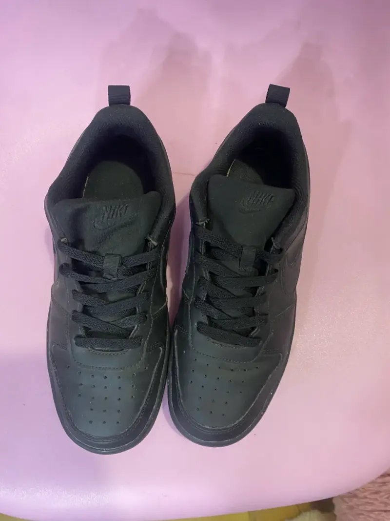 Zapatillas urbanas negras Nike en buen estado