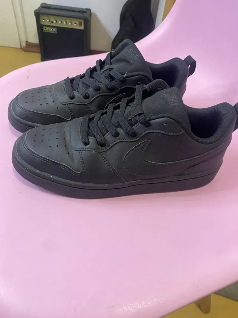 Zapatillas urbanas negras Nike en buen estado - 2