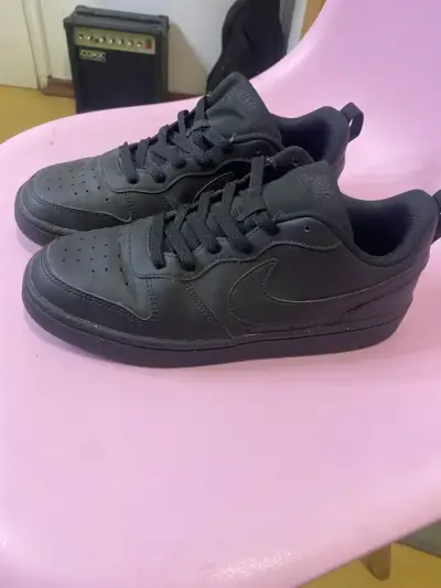 Zapatillas urbanas negras Nike en buen estado - miniatura 2