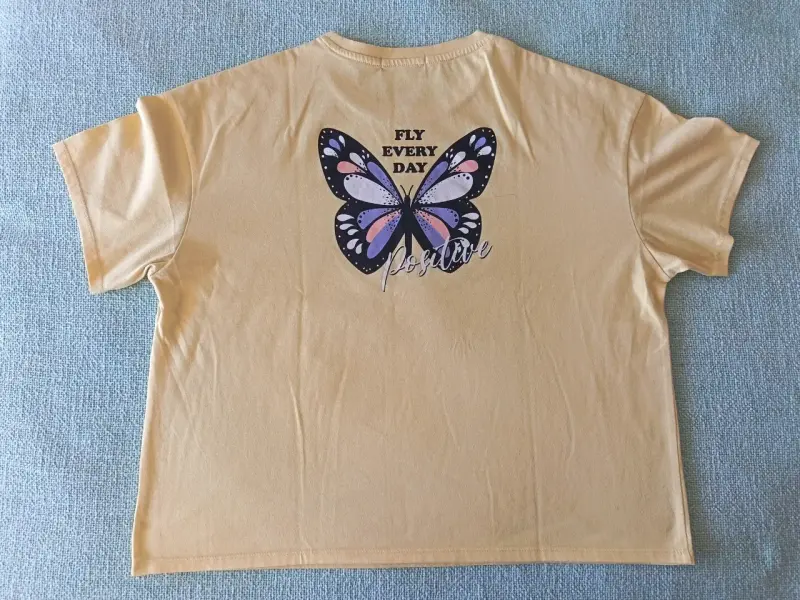 Polera amarilla con diseño de mariposa 'Brave and Wild' - 1