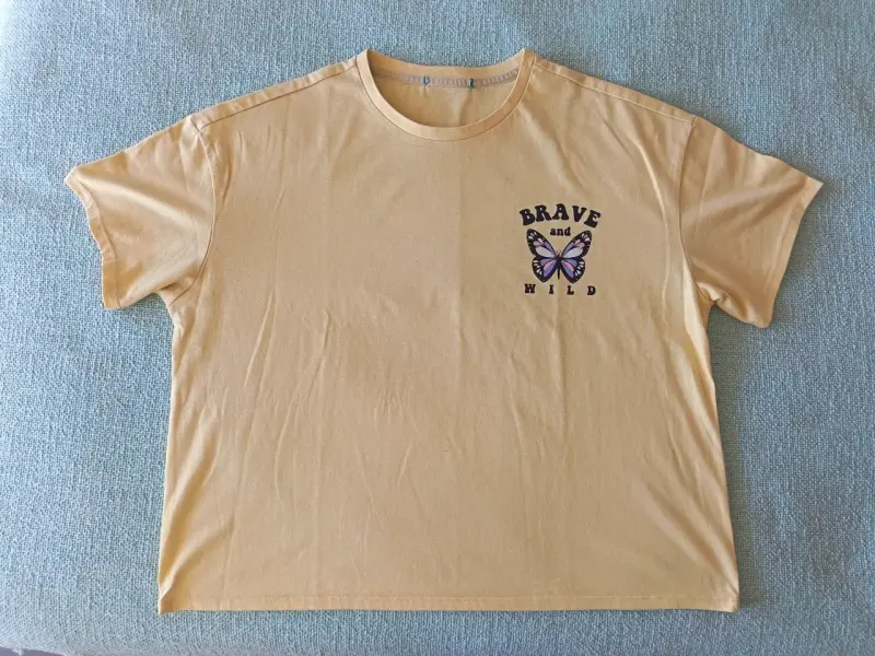 Polera amarilla con diseño de mariposa 'Brave and Wild' - 2