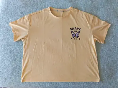 Polera amarilla con diseño de mariposa 'Brave and Wild' - miniatura 2