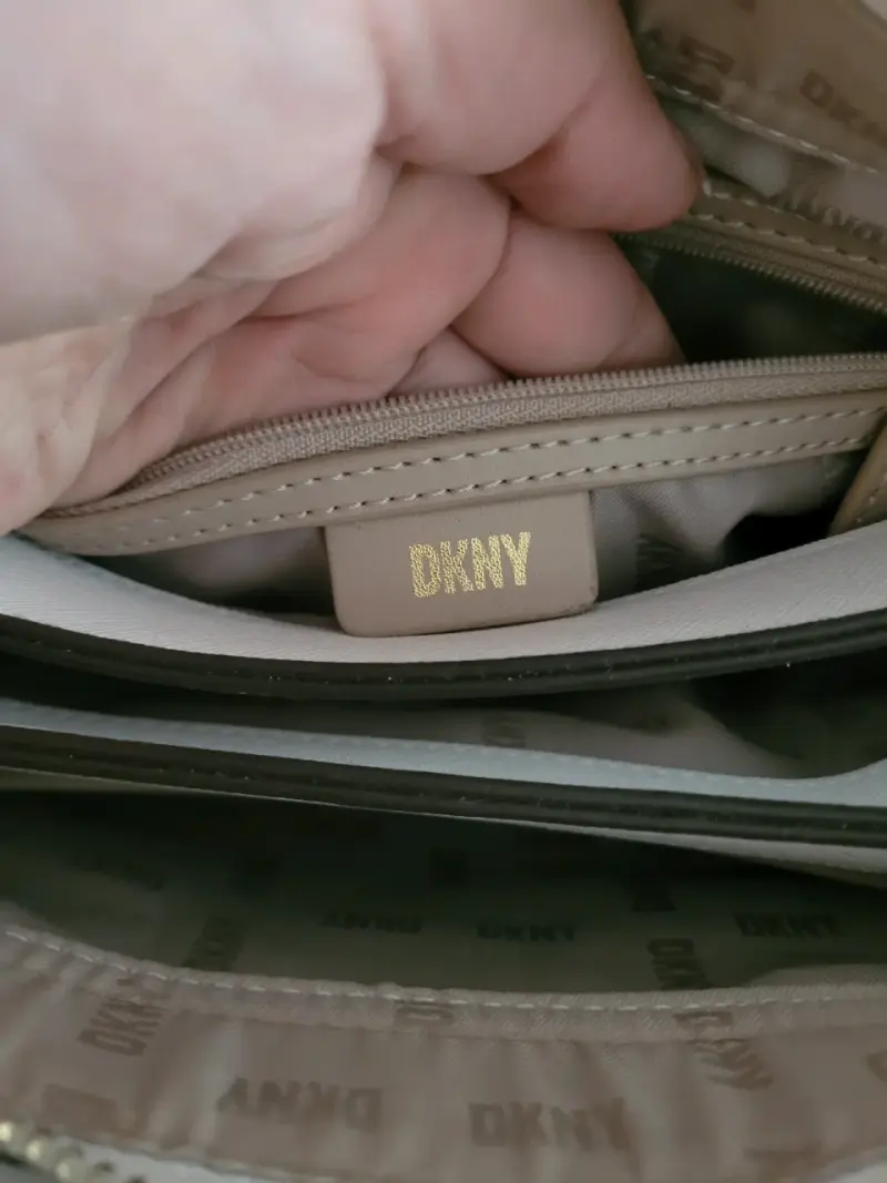 Bolso de mano DKNY beige con pañuelo decorativo - 3