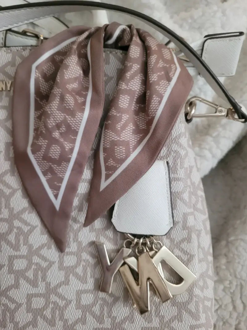 Bolso de mano DKNY beige con pañuelo decorativo - 4