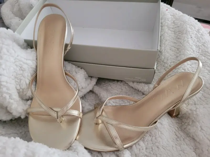 Sandalias doradas de tacón alto para mujer - 4