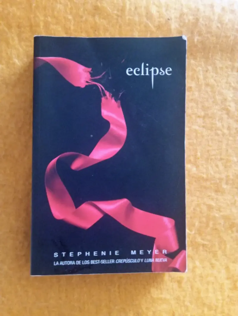 Libro Eclipse de Stephenie Meyer en buen estado