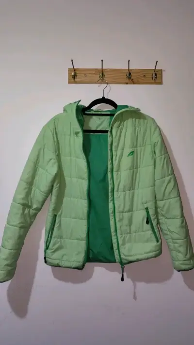 Chaqueta verde con capucha - miniatura 1