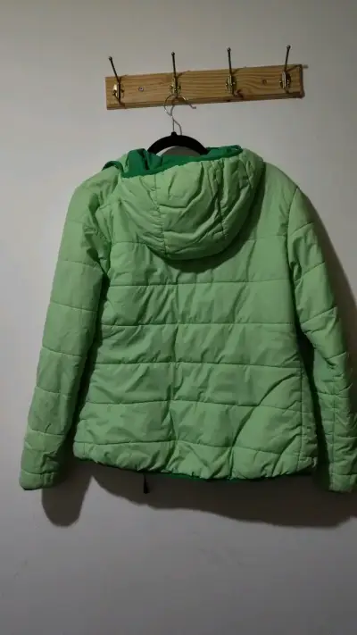 Chaqueta verde con capucha - miniatura 2