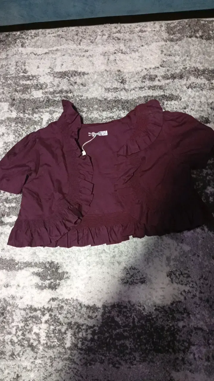 Blusa corta morada con volantes - 1