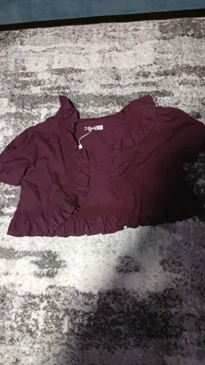 Blusa corta morada con volantes - miniatura 1