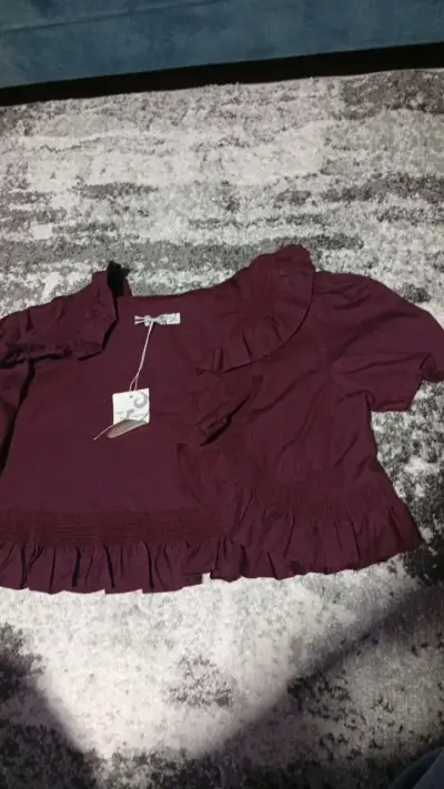 Blusa corta morada con volantes - miniatura 2
