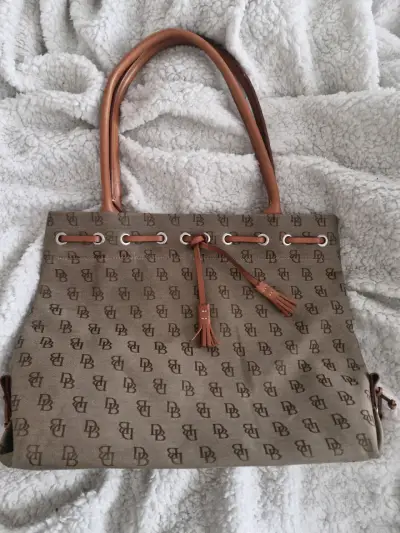 Bolso de mano marrón con diseño monograma - miniatura 1