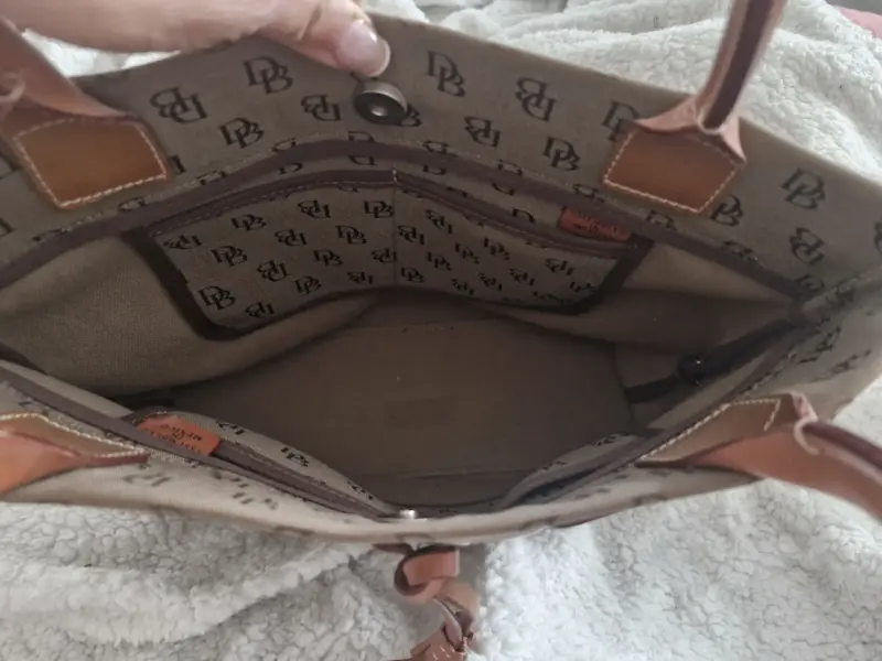 Bolso de mano marrón con diseño monograma - 2