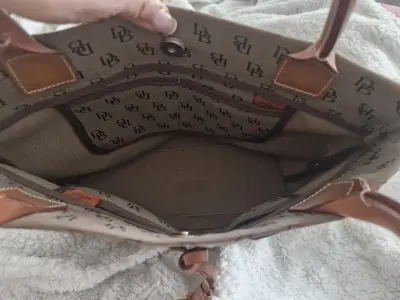 Bolso de mano marrón con diseño monograma - miniatura 2