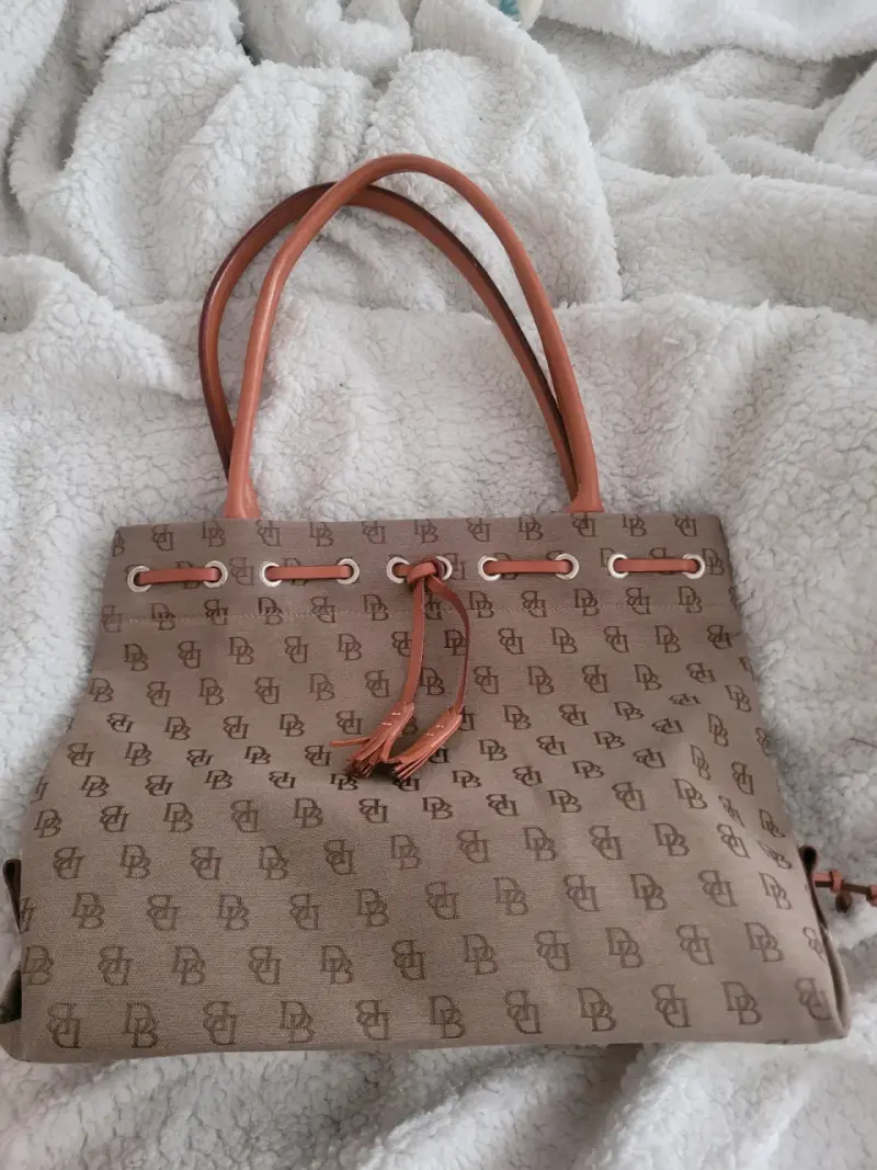 Bolso de mano marrón con diseño monograma - 4