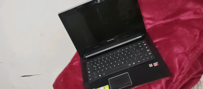 Laptop Lenovo AMD A10 con Radeon R6 - 1