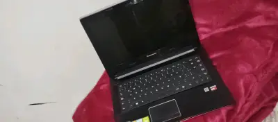 Laptop Lenovo AMD A10 con Radeon R6 - miniatura 1