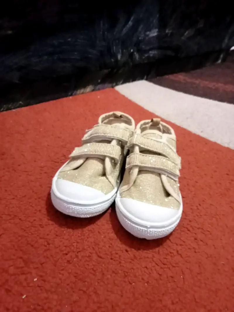 Zapatillas doradas para niños con velcro - 1