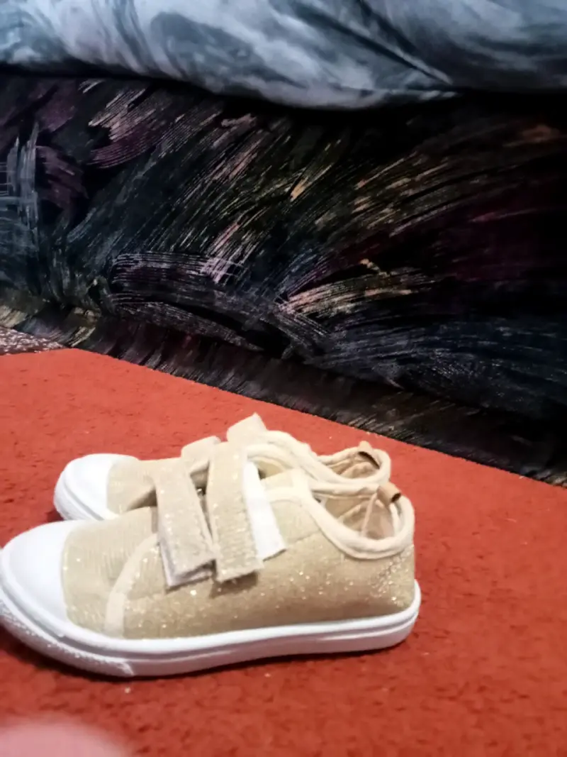 Zapatillas doradas para niños con velcro - 2