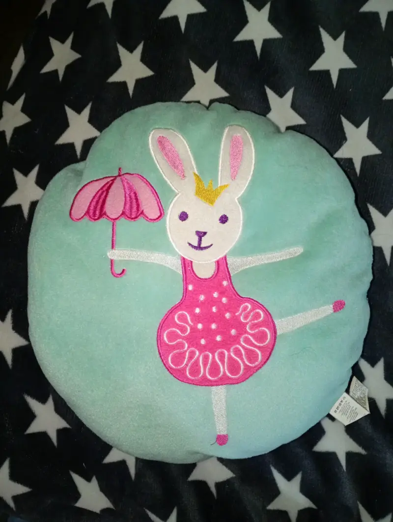 Cojín infantil con diseño de conejita
