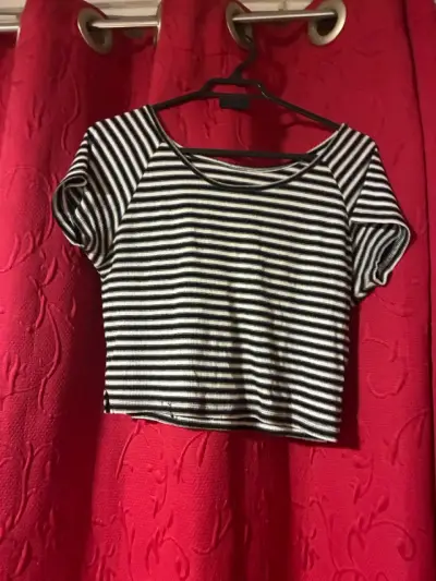 Conjunto de ropa femenina variada en negro y rayas - miniatura 1