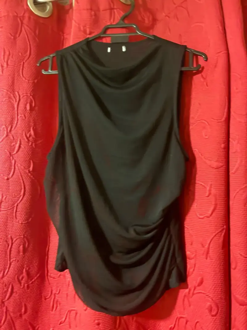 Conjunto de ropa femenina variada en negro y rayas - 2