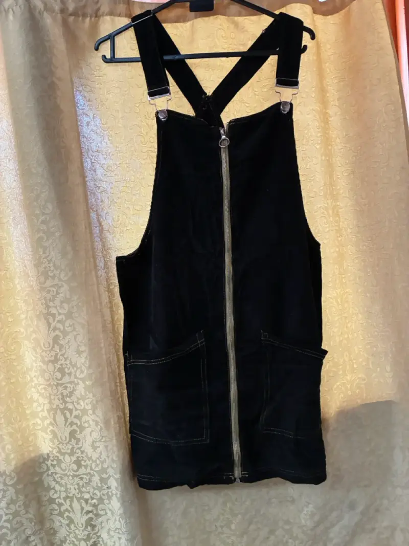 Conjunto de ropa femenina variada en negro y rayas - 3