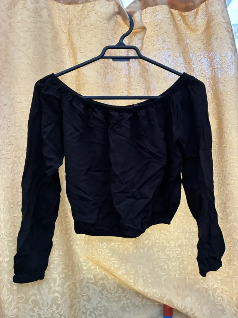 Conjunto de ropa femenina variada en negro y rayas - 4
