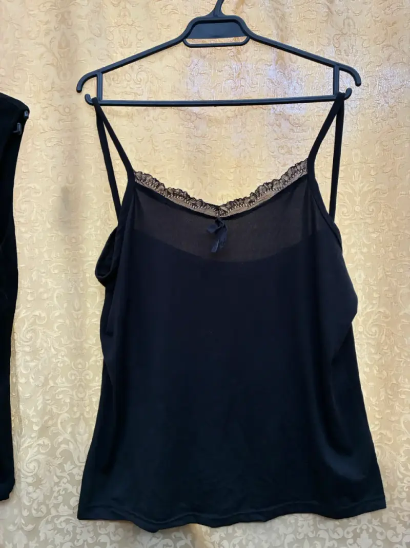 Conjunto de ropa femenina variada en negro y rayas - 5