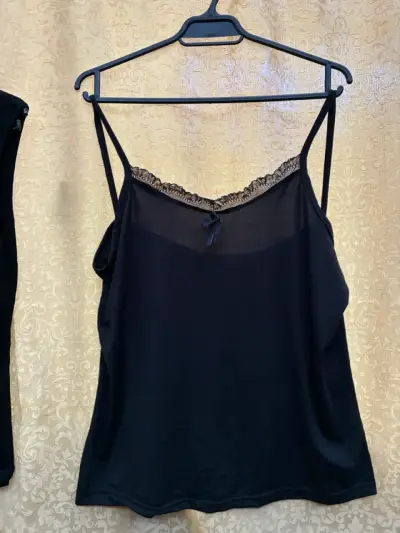 Conjunto de ropa femenina variada en negro y rayas - miniatura 5