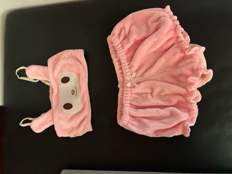 Conjunto de ropa femenina variada en negro y rayas - 6