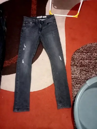 Jeans ajustado de mezclilla desgastada para hombre - miniatura 1