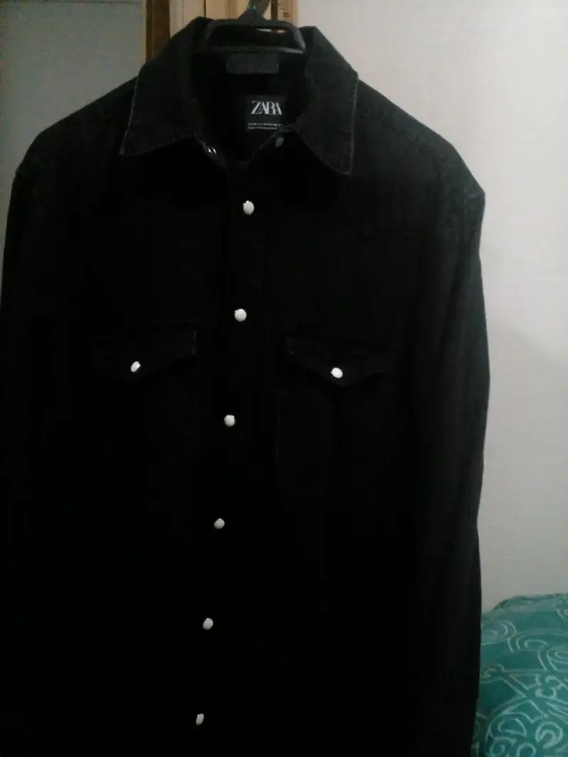Chaqueta negra de mezclilla Zara con botones