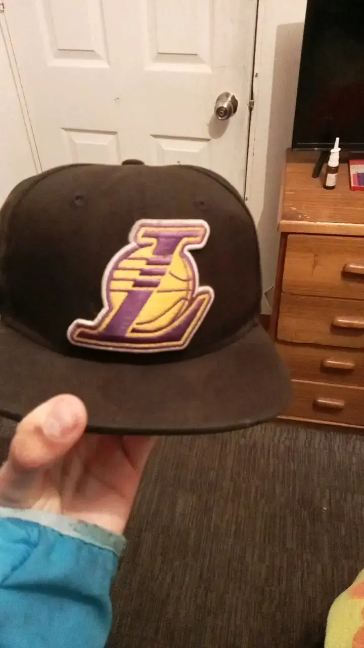Gorra negra con logo de equipo de baloncesto - 1