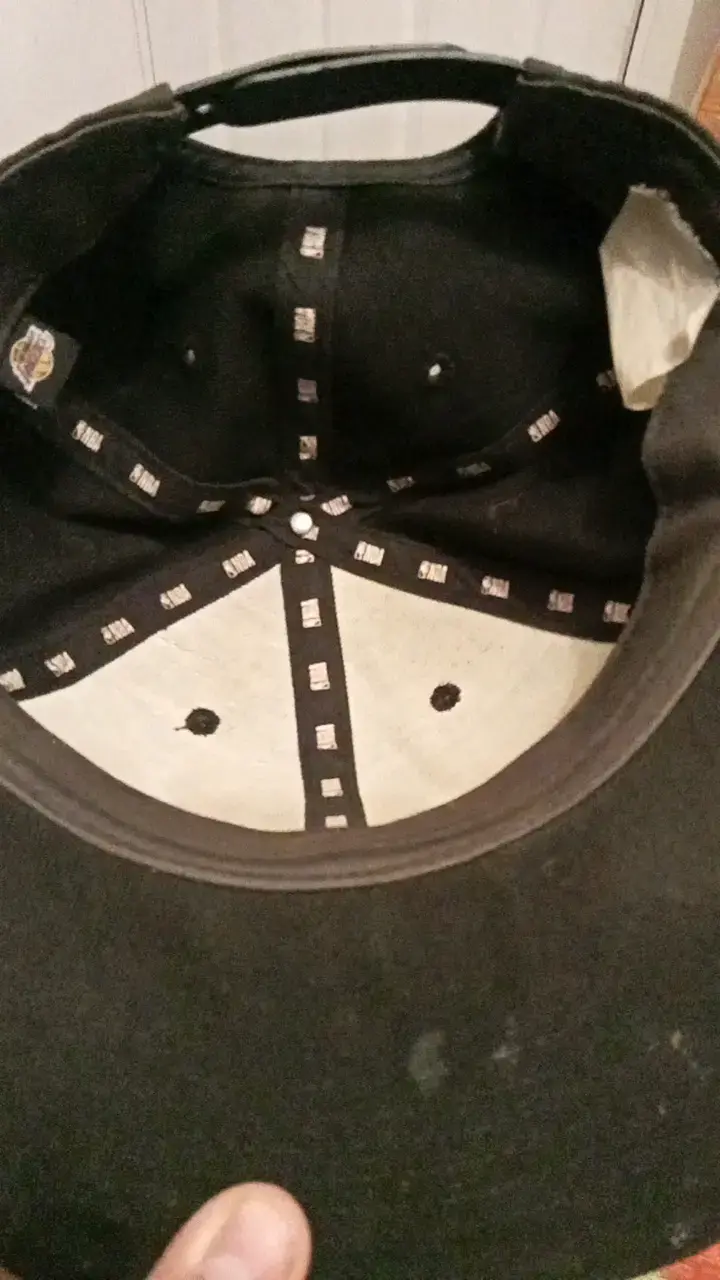 Gorra negra con logo de equipo de baloncesto - 2