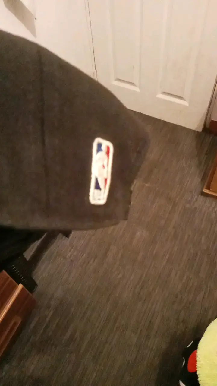 Gorra negra con logo de equipo de baloncesto - 3