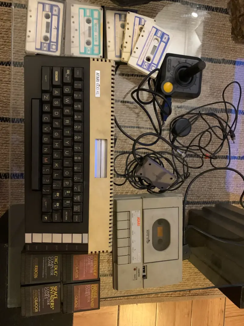 Computador Atari 600XL con juegos y joystick