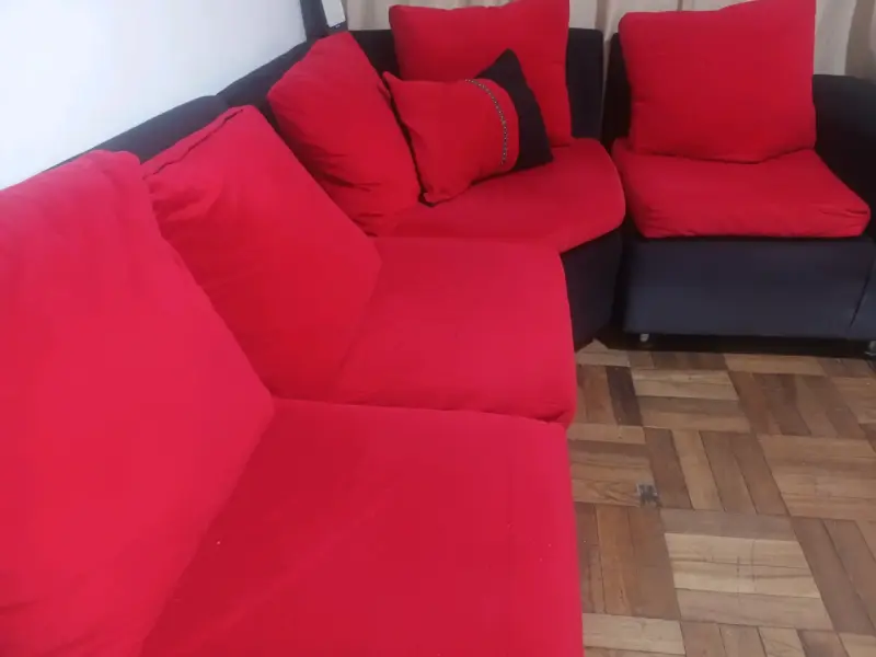 Sofá esquinero rojo y negro en buen estado - 1