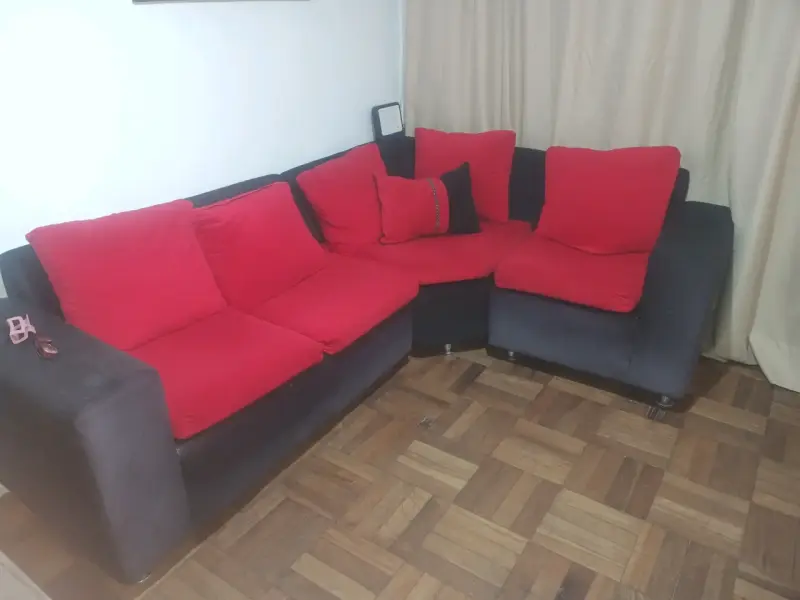 Sofá esquinero rojo y negro en buen estado - 2
