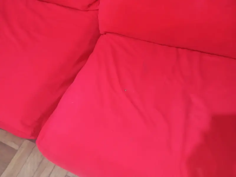 Sofá esquinero rojo y negro en buen estado - 3