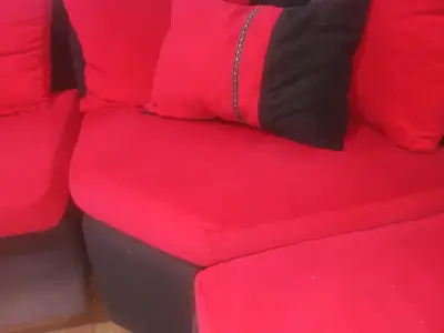 Sofá esquinero rojo y negro en buen estado - miniatura 4