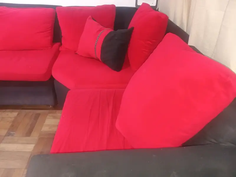 Sofá esquinero rojo y negro en buen estado - 5
